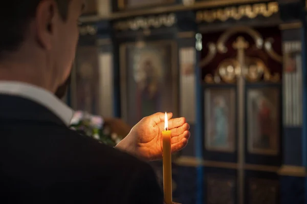 Szoros Kéz Vallásos Ember Kezében Gyertyát Gyújtott Imádkozott Templomban Elején — Stock Fotó