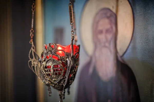 교회에 그리스 유리로 촛불이 — 스톡 사진