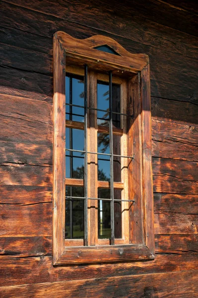 Prachtig Buitenzicht Een Houten Raam Een Houten Hut Traditionele Landelijke — Stockfoto