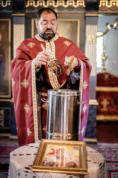 Ortodoks Kilisesinde Kutsal Ayini Kilise Ayini Sırasında Dindar Bir Rahip — Stok fotoğraf