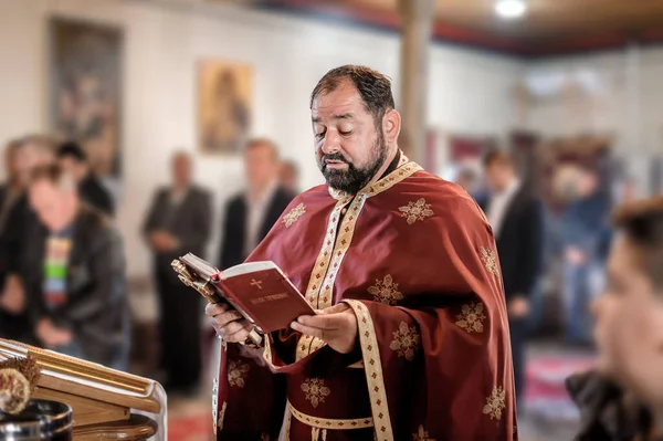 Kilise Ayini Sırasında Dindar Bir Rahip Otantik Dini Tören Kutsal — Stok fotoğraf