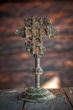 Eski ortaçağ kilise haçına yakından bakmak. Din ve maneviyat. İnanç, umut, ruh ve barış