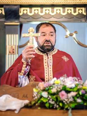Dindar bir rahip, dini bir ayin sırasında elinde kutsal bir Hristiyan haçı tutuyor. Otantik din hizmeti. İnanç, umut, ruh ve barış ritüeli. Gerçek hayat sahnesi