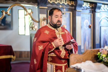 Dindar bir rahip, dini bir ayin sırasında elinde kutsal bir Hristiyan haçı tutuyor. Otantik din hizmeti. İnanç, umut, ruh ve barış ritüeli. Gerçek hayat sahnesi