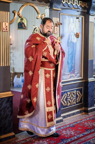 Θρησκευτικός Ιερέας Κρατά Έναν Άγιο Χριστιανικό Σταυρό Στο Χέρι Του — Φωτογραφία Αρχείου