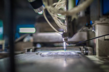 Fabrika üretim işyerindeki yumuşak PVC dağıtım makinesinin detaylı görüntüsü. Endüstriyel çalışma süreci