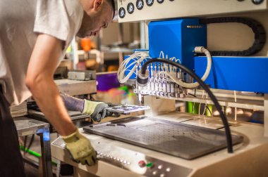 Fabrika üretim işyerinde yumuşak PVC dağıtım makinesiyle çalışan profesyonel makinist mühendis teknisyeni. Endüstriyel çalışma süreci