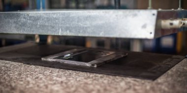 Fabrika üretim yerindeki otomatik ısıtıcı PVC ısıtma makinesinin yakın görüntüsü. Endüstriyel çalışma süreci