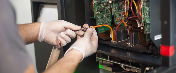 Vista Detalhada Perto Operador Engenharia Elétrica Repara Grande Impressora Industrial — Fotografia de Stock