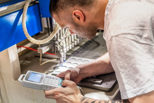 Trabajador Profesional Maquinista Ingeniero Técnico Sintonía Programación Unidad Consola Computadora —  Fotos de Stock