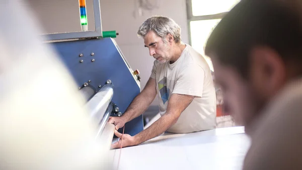 Operador Dos Trabajadores Técnicos Trabaja Una Máquina Impresión Prensa Calor — Foto de Stock