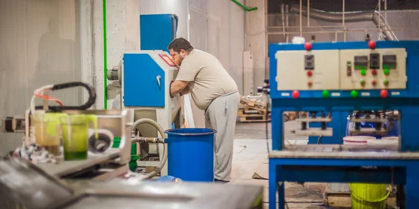 Professional Worker Technician Machinist Work Vacuum Sandblasting Cabinet Factory Production — 图库照片