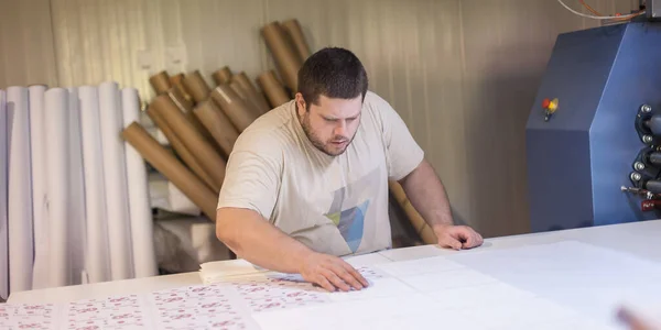 Logistic Printing Technician Worker Controls Arranges Printed Material Production Line — Fotografia de Stock