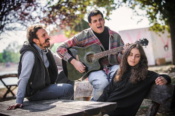 Jovens Amigos Positivos Relaxados Tocam Guitarra Cantam Juntos Enquanto Estão — Fotografia de Stock