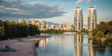 Nehir Dinleyicisi 'ndeki Kievs Venice plajının panoramik fütüristik şehir manzarası ve arka plandaki iskan kompleksi Sunny Riviera kulelerinin manzarası. Kiev Ukrayna 'nın başkentidir.