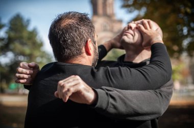 Kapap eğitmen öz savunma tekniği karşı tutar ve onun öğrencisi ile kapmak dövüş street gösterir