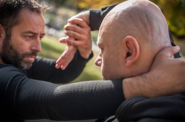 Kapap eğitmen öz savunma tekniği karşı tutar ve onun öğrencisi ile kapmak dövüş street gösterir