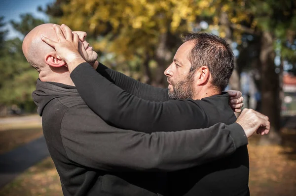 Instructor Kapap Demuestra Lucha Callejera Técnica Autodefensa Contra Asimientos Agarra — Foto de Stock