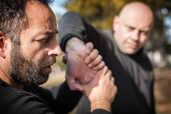 Instructor Kapap Demuestra Lucha Callejera Técnica Autodefensa Contra Asimientos Agarra — Foto de Stock