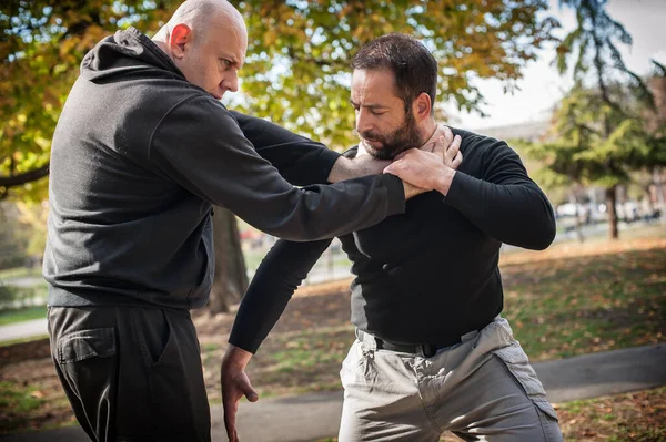 Instructor Kapap Demuestra Lucha Callejera Técnica Autodefensa Contra Asimientos Agarra — Foto de Stock