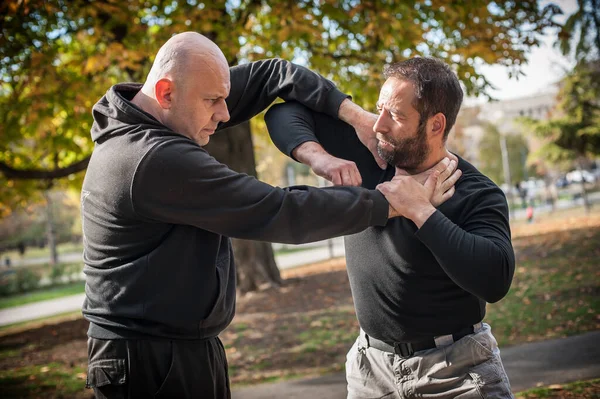 Kapap Instructeur Toont Straatgevechten Self Defense Techniek Tegen Houdt Grijpt — Stockfoto