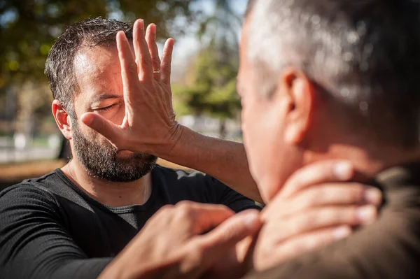 Instructor Kapap Demuestra Lucha Callejera Técnica Autodefensa Contra Asimientos Agarra — Foto de Stock