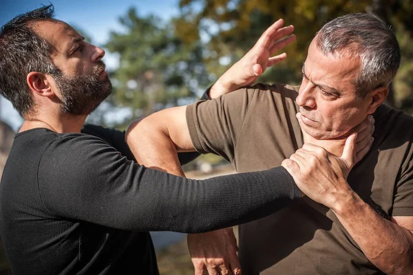 Instructor Kapap Demuestra Lucha Callejera Técnica Autodefensa Contra Asimientos Agarra —  Fotos de Stock