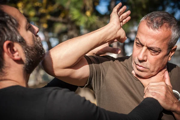 Instructor Kapap Demuestra Lucha Callejera Técnica Autodefensa Contra Asimientos Agarra — Foto de Stock