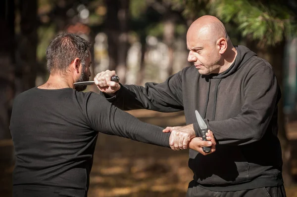 ナイフとナイフの戦い カップインストラクターは Sombradaドリルトレーニング方法を示しています 武器の武装解除訓練技術のデモンストレーション — ストック写真