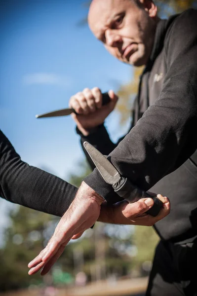 Kniv Mot Kniv Kapap Instruktörer Visar Sombrada Övningsmetod Demonstration Teknik — Stockfoto