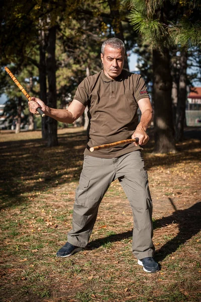 Escrima Instrutor Kapap Demonstram Técnicas Luta Paus Parque Público Artes — Fotografia de Stock