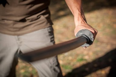 Eğitmen, halk parkında Katana kılıç dövüş teknikleri ve eğitim yöntemlerini gösteriyor. Plastik silahla gösteri. Uzun bıçak eğitimi. Japon Dövüş Sanatları. 