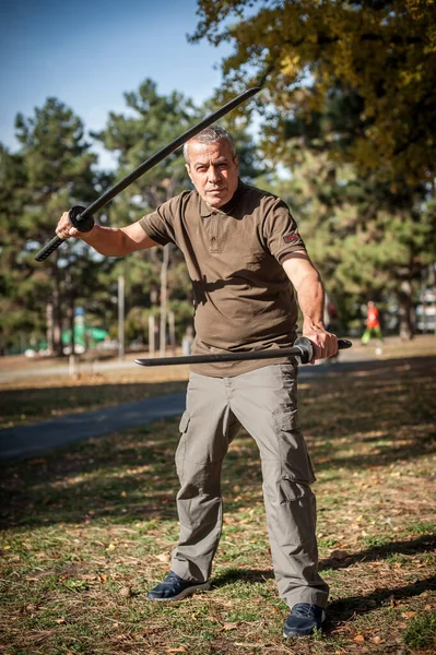 Instruktör Demonstrerar Katana Svärd Slagsmål Tekniker Och Träningsmetoder Offentlig Park — Stockfoto