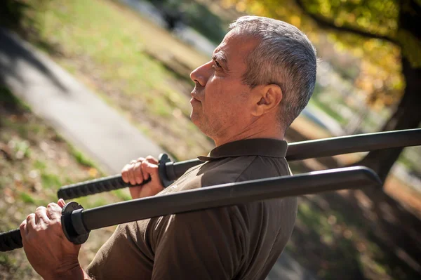 Instructeur Démontre Katana Sabre Techniques Combat Méthodes Entraînement Dans Parc — Photo