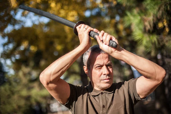 教官在公园演示了卡塔纳剑的战斗技巧和训练方法 使用塑料武器进行示范 长刀武器训练 日本武术界 — 图库照片