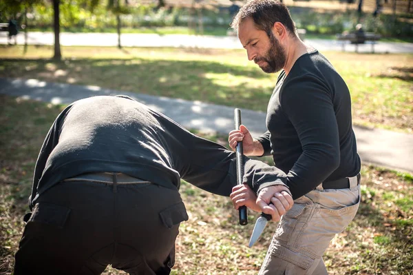Instructor Policía Demuestra Técnicas Lucha Aprehensión Detención Utilizando Una Porra — Foto de Stock
