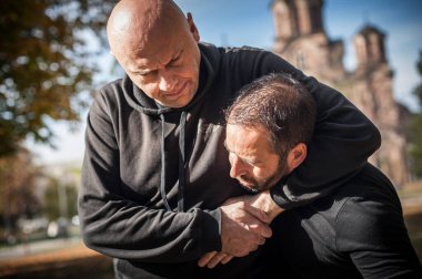 İki adam kavga eder ve kavga eder. İki haydut kavga ediyor. Sokaktaki insanların fiziksel çatışması.