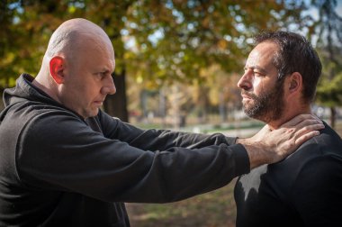 İki adam kavga eder ve kavga eder. İki haydut kavga ediyor. Sokaktaki insanların fiziksel çatışması.