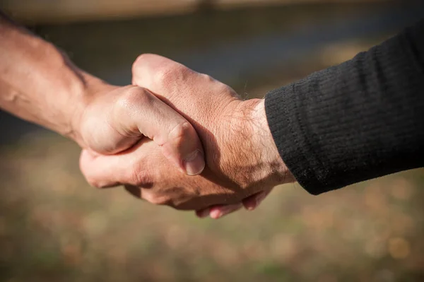 2人の強い男の握手と挨拶の詳細ビューを閉じます ヘルプ サポート 友情の概念 — ストック写真