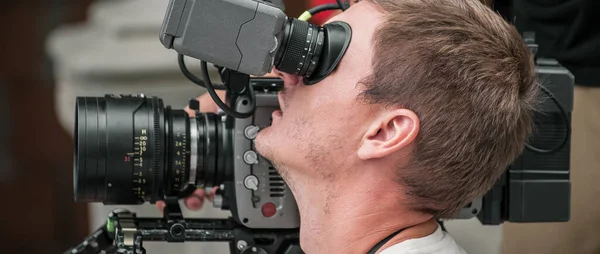 Achter Schermen Cameraman Schieten Film Scène Met Zijn Camera Buiten — Stockfoto