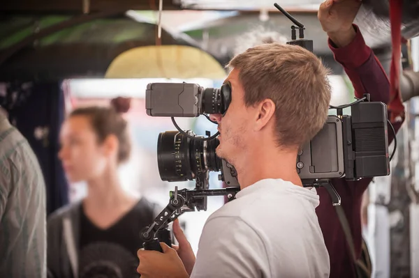 Hinter Den Kulissen Kameramann Dreht Die Filmszene Mit Seiner Kamera — Stockfoto