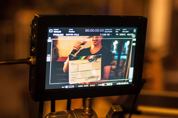 Riprese Sul Posto Uomo Che Tiene Clapperboard Davanti Alla Telecamera — Foto Stock