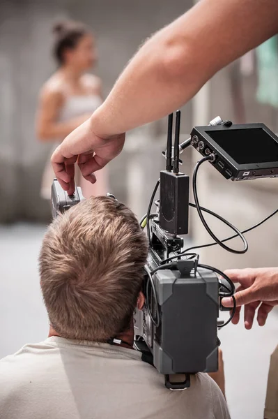 Achter Schermen Eerste Assistent Focustrekker Cameraman Met Zijn Camera Buitenset — Stockfoto