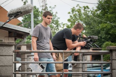 Sahne arkasında. Kameraman çekim sahnesini kamerasıyla açık hava setinde çekiyor. Film yapımcılığında fotoğraf yönetmeni
