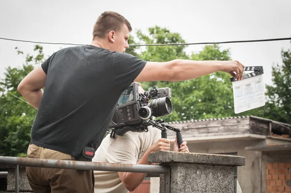 Színfalak Mögött Operatőr Szabadtéri Kamerával Forgatja Jelenetet Fényképészeti Rendező Filmkészítési — Stock Fotó