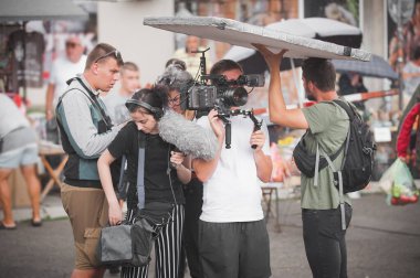 Sahne arkasında. Film ekibi açık alanda film çekimi yapıyor. Grup film yapımı üretimi