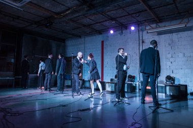 Sahnedeki büyük bir tiyatro sanatçısı grubu seyircilere oyun oynuyor. Halka açık. Tiyatro sahnesi