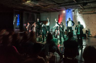 Sahnedeki büyük bir tiyatro sanatçısı grubu seyircilere oyun oynuyor. Halka açık. Tiyatro sahnesi