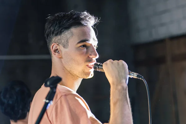 Comédien Comique Souriant Plein Esprit Lève Sur Scène Parle Chante — Photo