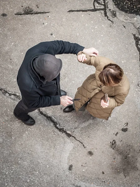 Maniaco Ladrón Con Cuchillo Robando Una Mujer Víctima Pasaje Subterráneo —  Fotos de Stock